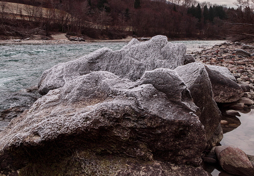 Raureif bedeckte Felsen an der Isel