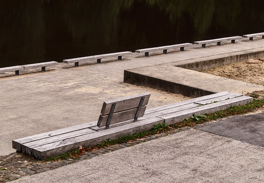 Teichruhe mit Bank